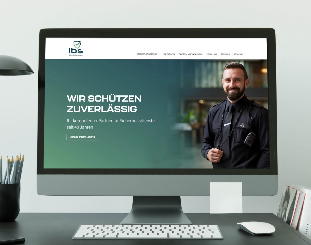 Laptop und Smartphone zeigen die Website von IBS mit dem Text 'Wir schützen zuverlässig' und Informationen zu Facility-Management und Sicherheitsdiensten.