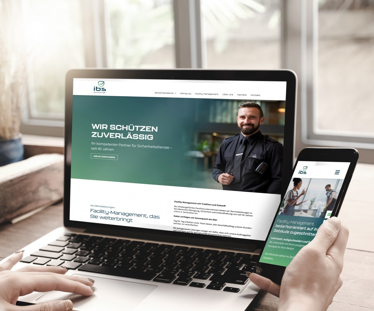 Laptop und Smartphone zeigen die Website von IBS mit dem Text 'Wir schützen zuverlässig' und Informationen zu Facility-Management und Sicherheitsdiensten.